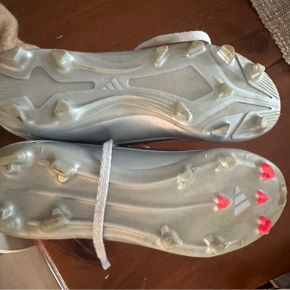 Kids White Messi Adidas soccer cleats size 4Y worn 4 times Outdoor EUC